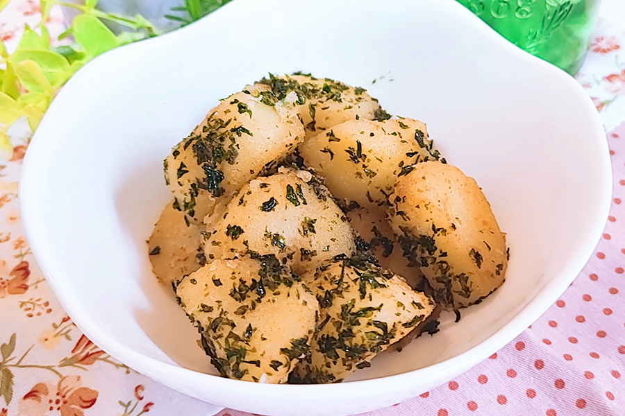 塩と青のりで味付けした粉ふき芋